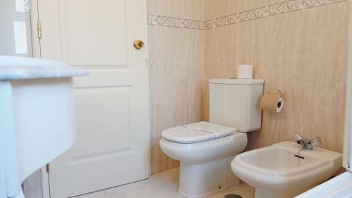 Casa de banho limpa com vaso sanitário, bidé e pia no apartamento Sweet Home Oasis, Portimão Portugal