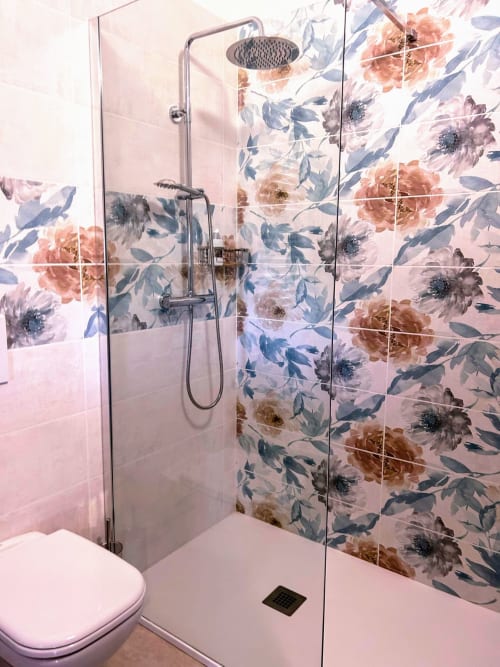 Moderna cabina doccia con design floreale di piastrelle e soffione a pioggia nella camera Calendula di AgriBio Villa Ribes, Altamura