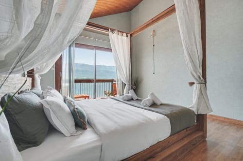 Luxurious canopy bed with lake view at Emmlea hotel in Tresserve, France
