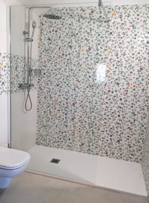 Moderno bagno con piastrelle a motivi floreali nella camera Orchidea di AgriBio Villa Ribes, Altamura