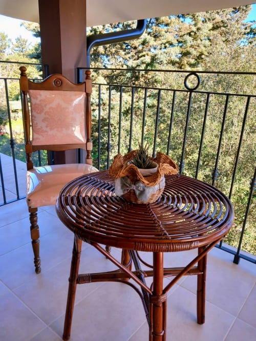 Tavolo e sedia in rattan su balcone con vista sugli orti di AgriBio Villa Ribes ad Altamura, Italia