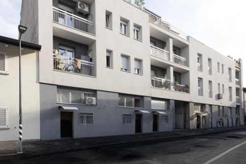 Solumnia Vini urban Loft Milano, edificio residenziale moderno con balconate nel centro di Milano