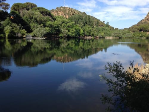 Serena vista del río en Las Casitas de Noe en Layos con colinas verdes exuberantes y reflejos perfectos