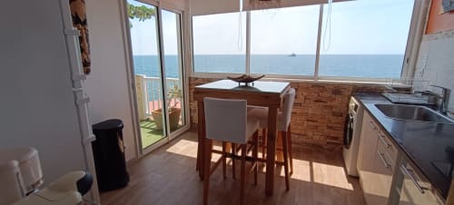 Appartement Oasis à Clémara Evasion en Martinique avec cuisine vue mer, salle à manger et terrasse océan