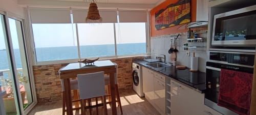 Cuisine moderne et salle à manger avec vue sur la mer à Clémara Evasion, Schœlcher, Martinique