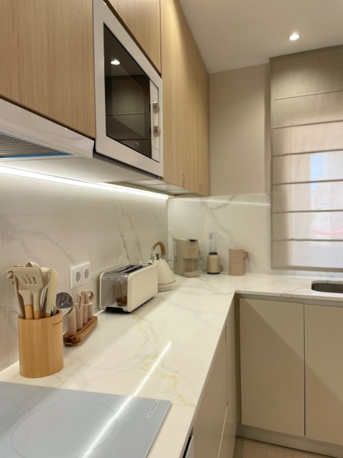 Cozinha moderna no apartamento Casa da Villa em Villa Sotto Mayor, Figueira da Foz com bancada de mármore e mobiliário em madeira