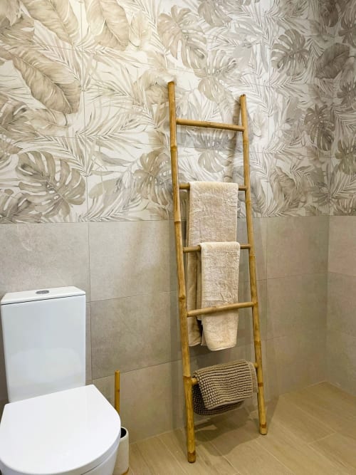 Escada de toalhas em bambu com linhos creme na casa de banho da Villa Sotto Mayor, Figueira da Foz
