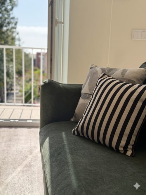 Moderna cadeira de apartamento com almofada listrada com vista para o mar da Figueira da Foz na Villa Sotto Mayor