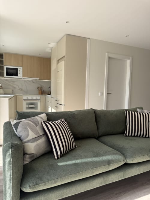 Sala de estar moderna com sofá cinzento na Villa Sotto Mayor, Figueira da Foz - apartamento Casa Abadias com vista para cozinha
