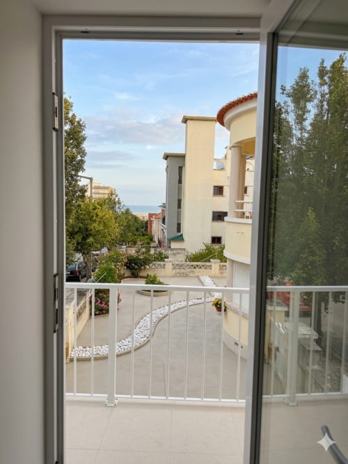 Vista da varanda do apartamento Casa Abadias em Villa Sotto Mayor, Figueira da Foz, com vista para o mar e arquitetura mediterrânea