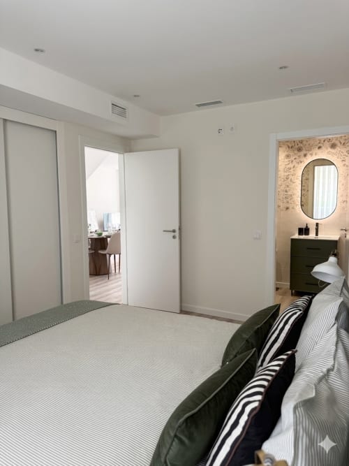 Quarto moderno no apartamento Casa Abadias, Villa Sotto Mayor, Figueira da Foz, com banheiro privativo e acesso à vista do mar