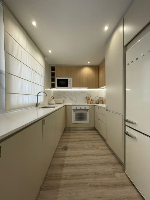 Cozinha moderna no apartamento Casa Abadias em Villa Sotto Mayor, Figueira da Foz, com armários brancos, backsplash em mármore e