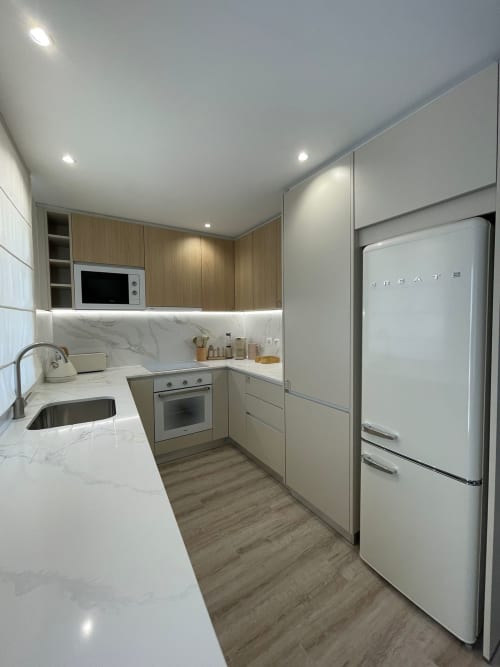 Cozinha moderna do apartamento Villa Sotto Mayor em Figueira da Foz com eletrodomésticos brancos e bancadas em mármore