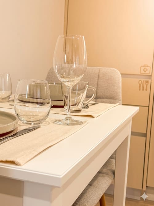 Mesa de jantar elegante na Vila Sotto Mayor, apartamento Casa Ninho em Figueira da Foz com taças de vinho e talheres