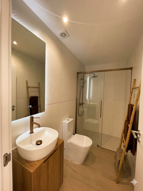 Banheiro moderno do apartamento Casa Ninho na Villa Sotto Mayor, Figueira da Foz, com cuba de cerâmica e chuveiro em vidro