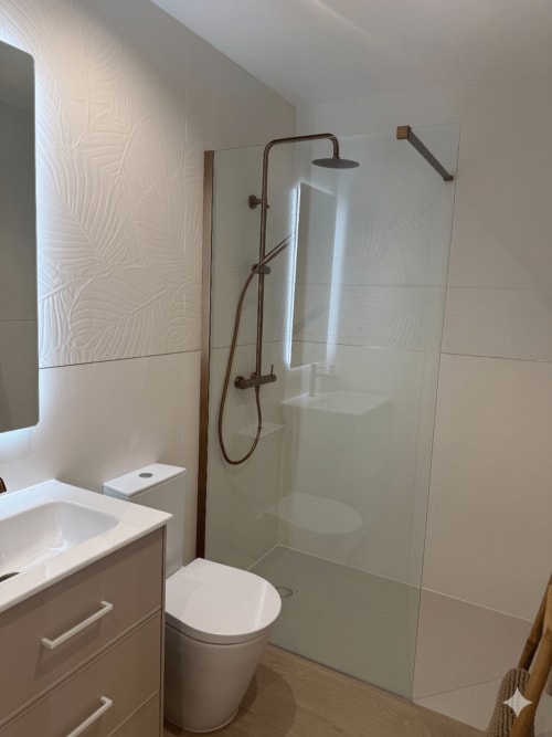 Banheiro moderno da Villa Sotto Mayor em Figueira da Foz com duche, wc e lavatório