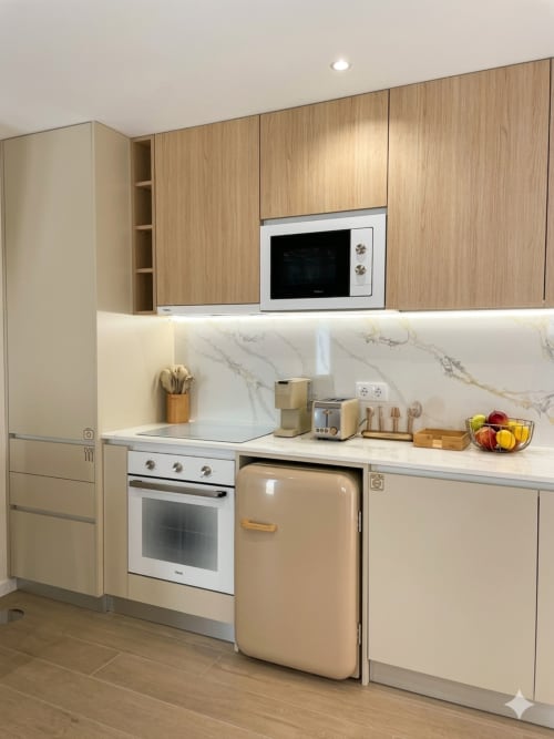 Cozinha moderna do apartamento Casa Vizo, Villa Sotto Mayor, Figueira da Foz com armários em madeira e backsplash em mármore