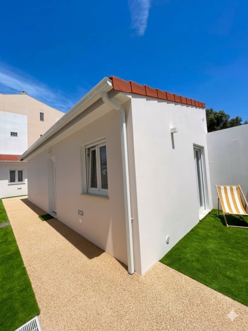 Apartamento Casa Vizo na Villa Sotto Mayor em Figueira da Foz com fachada moderna branca, telhado em terracota e jardim