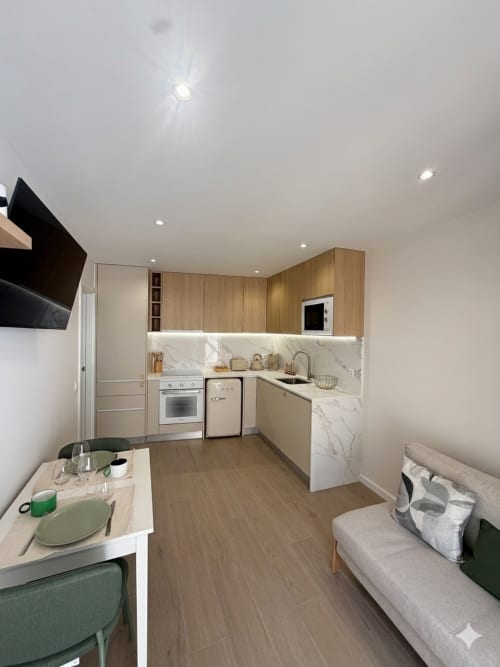 Cozinha e sala de jantar modernas da Casa Sta. Catarina, Villa Sotto Mayor B&B em Figueira da Foz com revestimento de mármore e