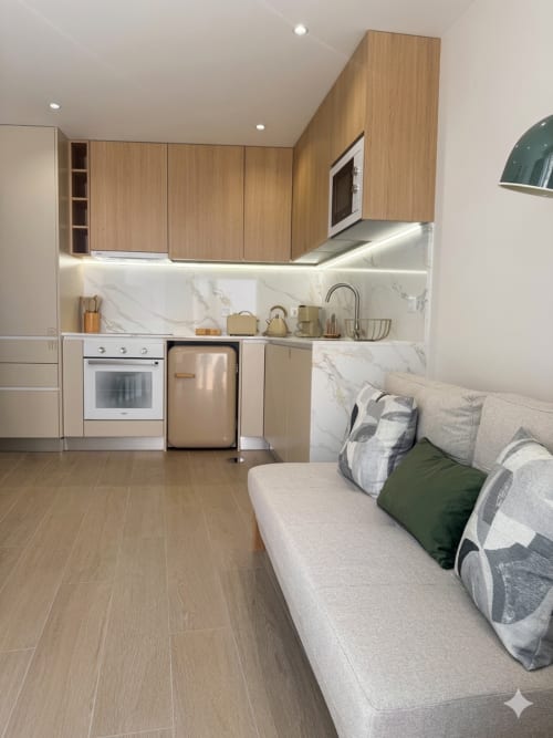 Cozinha e sala de estar modernas na Villa Sotto Mayor em Figueira da Foz com backsplash em mármore e acomodações confortáveis