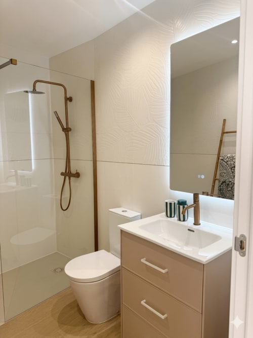 Casa de banho moderna em Casa Sta. Catarina na Villa Sotto Mayor, Figueira da Foz, com duche walk-in, lavatório e acessórios em latão.