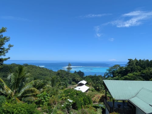Fare Tihi Moana BnB à Uturoa offre une vue tropicale sur des jardins luxuriants, l'océan et le ciel