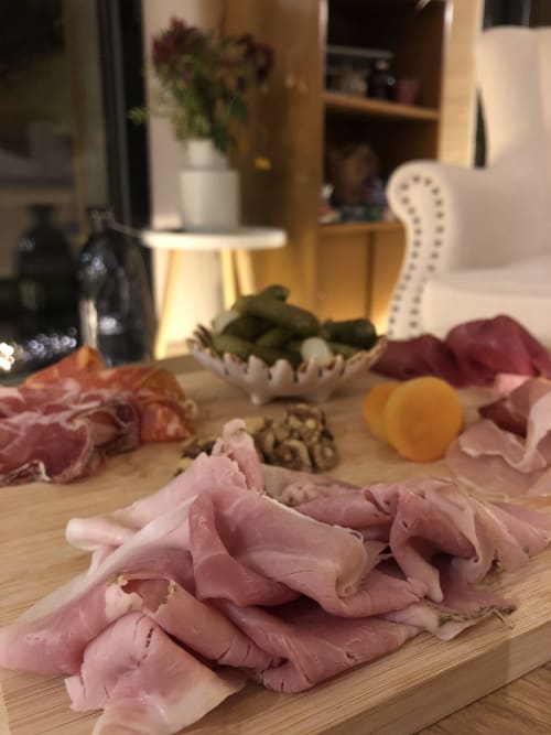 Plateau de charcuterie avec viandes froides, fromages et olives à la maison d'hôtes Les clés d'à côté près de Rouen