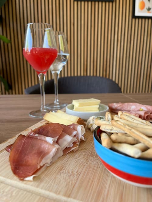 Plateau de charcuterie avec charcutes, fromages, gressins et vin aux Clés d'à côté près de Rouen
