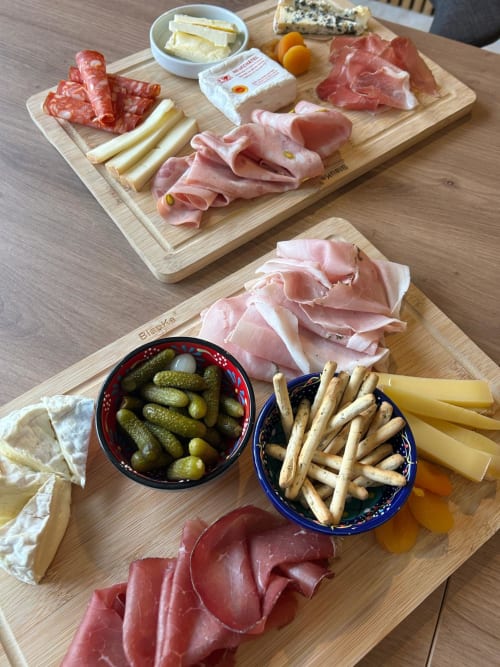 Plateau de charcuterie avec charcuteries, fromages, cornichons et gressins aux Clés d'à côté près de Rouen