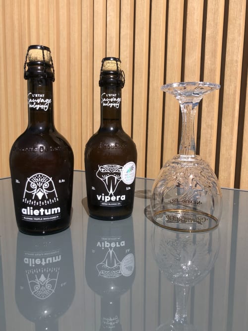 Bières artisanales belges et verres exposés à Les clés d'à côté, une charmante maison d'hôtes près de Rouen, en France