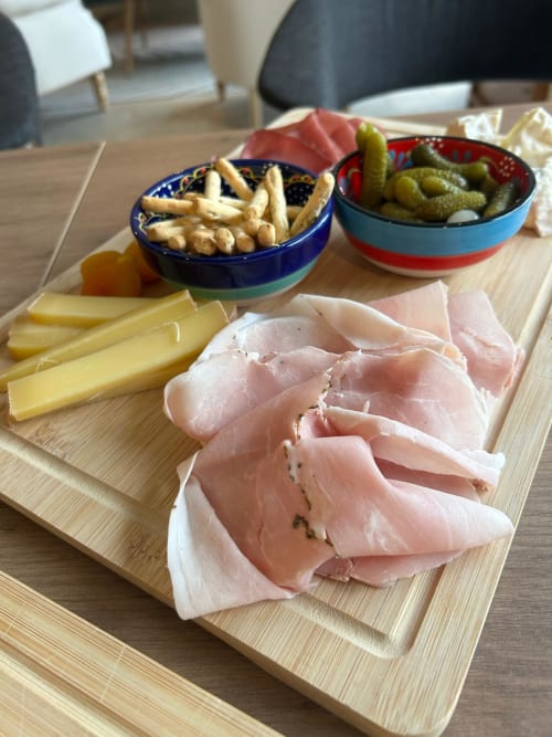 Plateau de charcuterie française avec viandes cuites, fromages, cornichons et grissini à Les clés d'à côté B&B près de Rouen