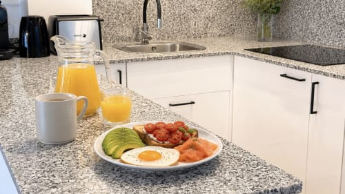 Desayuno completo en apartamento Holidays Costa Brava Empuriabrava con huevos, aguacate, salmón, zumo de naranja y café