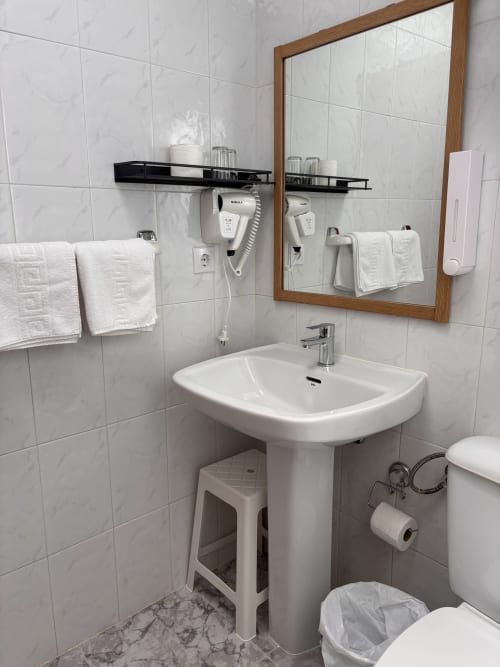 Baño limpio en habitación Single Superior del Hostal Las Dunas, Cabo de Gata Almería, con lavamanos pedestal y espejo