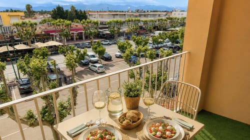Balcón Gran Reserva Sea Breeze en Holidays Costa Brava, Empuriabrava, con mesa de comedor con vista a la plaza