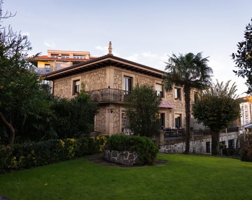 Casona Sasueta, mansión de piedra con jardines cuidados en San Sebastián
