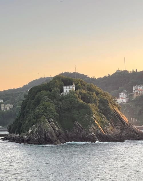 Castillo acantilado al atardecer con vista al mar cerca de Casa Señorial Sasueta en San Sebastián