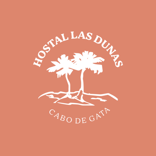 Logo de Hostal Las Dunas con palmera de raíces expuestas sobre fondo coral, Cabo de Gata
