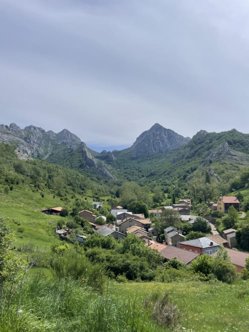 Vista pintoresca del valle de montaña con el pueblo de Salamon anidado entre picos verdes y frondosos bosques