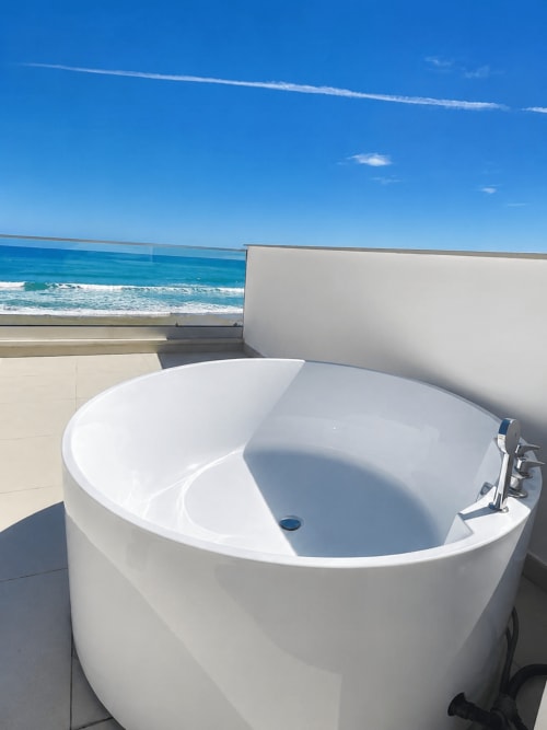 Nowoczesne białe jacuzzi na tarasie z widokiem na Morze Śródziemne w apartamencie w Torremolinos