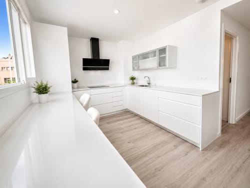 Nowoczesna biała kuchnia z drewnianą podłogą w apartamencie ÁTICO - LA CARIHUELA, Torremolinos