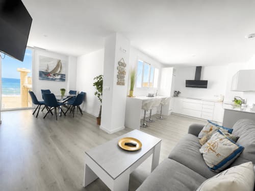 Nowoczesny apartament przy plaży w Torremolinos z otwartą przestrzenią, widokiem na morze, kuchnią, jadalnią i wygodną strefą wypoczynkową