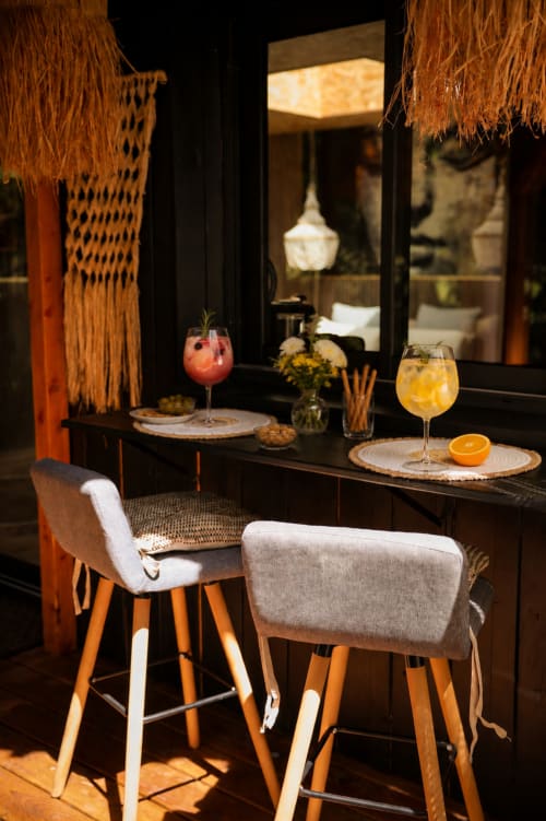 Élégant bar en terrasse à Estela Cabanes & Spas à Falga, avec cocktails et décor naturel