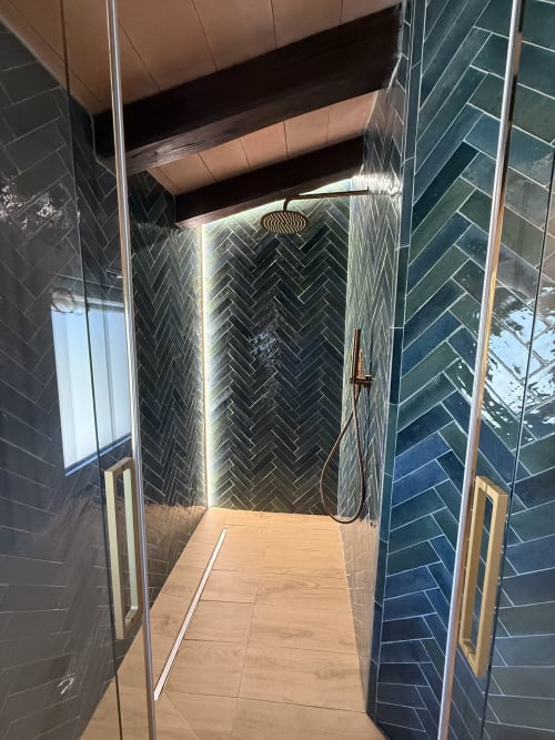 Moderno bagno con piastrelle a spina di pesce nere, soffione pioggia e box doccia in vetro presso Borgo Albador Rooms a Torpè