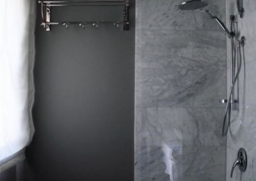 Bagno moderno con piastrelle in marmo, cabina doccia in vetro e rubinetteria cromata nella Double Room di B&B Le Biciclette, San