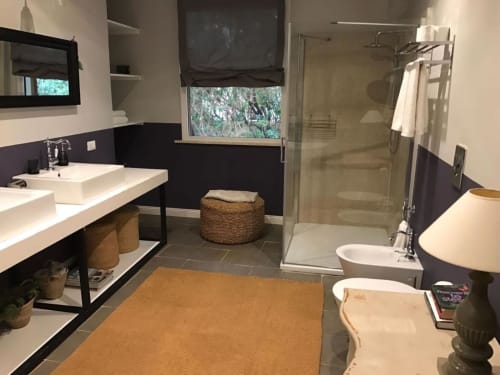 Bagno moderno al B&B Le Biciclette di San Vito Lo Capo con doppio lavabo, doccia aperta e pareti nere in evidenza