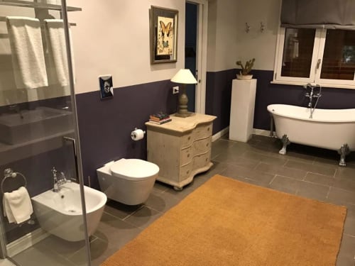 Bagno spazioso al B&B Le Biciclette di San Vito Lo Capo con vasca indipendente, doccia, WC e mobile lavabo in legno.