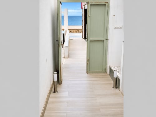 Korytarz w apartamencie nad morzem Alquileres Cantos de Sirena, Torremolinos, z drewnianą podłogą prowadzący na taras z widokiem na morze