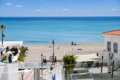 Taras apartamentu z widokiem na plażę Torremolinos i Morze Śródziemne, biała architektura i piaszczysty brzeg