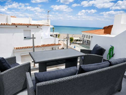 Taras na dachu z meblami rattanowymi z widokiem na Morze Śródziemne w apartamencie nad morzem w Torremolinos