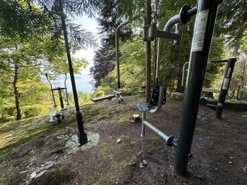 Attrezzature per il benessere all'aperto in zona boschiva con vista sul Lago Maggiore presso il lussuoso centro spa di Stresa